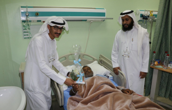 فريق نادي نماء التطوعي يزور المنومين في مستشفى وادي الدواسر العام